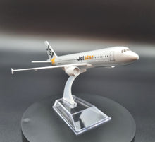 Load image into Gallery viewer, Airbus A320 Jetstar Airlines 1:400 Metal Die Cast Airliner Plane