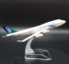 Load image into Gallery viewer, Boeing B747-400 AIr New Zealand 1:400 Metal Die Cast Airliner Plane