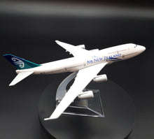 Load image into Gallery viewer, Boeing B747-400 AIr New Zealand 1:400 Metal Die Cast Airliner Plane