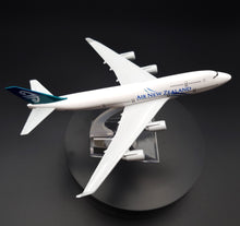 Load image into Gallery viewer, Boeing B747-400 AIr New Zealand 1:400 Metal Die Cast Airliner Plane
