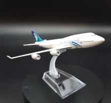 Load image into Gallery viewer, Boeing B747-400 AIr New Zealand 1:400 Metal Die Cast Airliner Plane