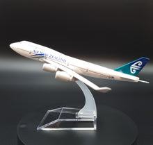 Load image into Gallery viewer, Boeing B747-400 AIr New Zealand 1:400 Metal Die Cast Airliner Plane