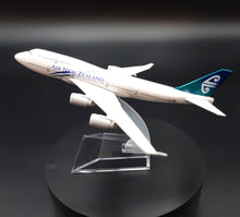 Load image into Gallery viewer, Boeing B747-400 AIr New Zealand 1:400 Metal Die Cast Airliner Plane