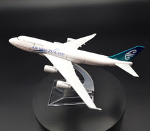 Load image into Gallery viewer, Boeing B747-400 AIr New Zealand 1:400 Metal Die Cast Airliner Plane
