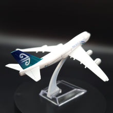 Load image into Gallery viewer, Boeing B747-400 AIr New Zealand 1:400 Metal Die Cast Airliner Plane