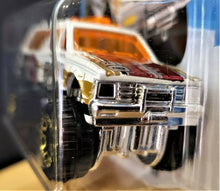 Load image into Gallery viewer, Hot Wheels 2018 Chevy Blazer 4x4 White #205 HW Sports 6/10 New