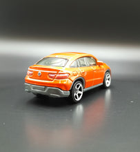 Load image into Gallery viewer, Matchbox 2020 &#39;15 Mercedes Benz GLE Coupe Orange City Adventure II 5 Pack Loose
