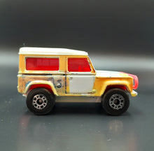 Load image into Gallery viewer, Matchbox 1996 Land Rover Ninety White MB16 Matchbox 1-75
