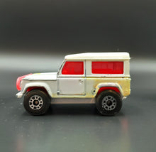 Load image into Gallery viewer, Matchbox 1996 Land Rover Ninety White MB16 Matchbox 1-75
