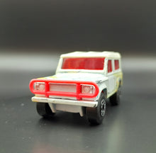 Load image into Gallery viewer, Matchbox 1996 Land Rover Ninety White MB16 Matchbox 1-75
