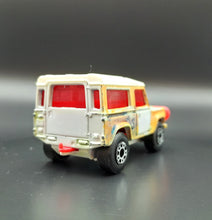 Load image into Gallery viewer, Matchbox 1996 Land Rover Ninety White MB16 Matchbox 1-75
