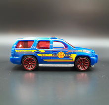 Load image into Gallery viewer, Hot Wheels 2018 &#39;07 Chevy Tahoe Blue Fast Responders 5 Pack Loose
