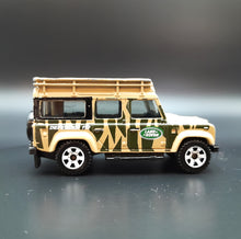 Load image into Gallery viewer, Matchbox 2011 Land Rover Defender 110 #100 Jungle Explorers 6/6
