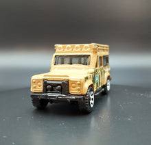 Load image into Gallery viewer, Matchbox 2011 Land Rover Defender 110 #100 Jungle Explorers 6/6
