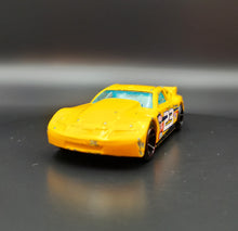 Load image into Gallery viewer, Hot Wheels 2015 Circle Tracker Yellow Track Aces 5 Pack Loose
