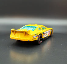 Load image into Gallery viewer, Hot Wheels 2015 Circle Tracker Yellow Track Aces 5 Pack Loose
