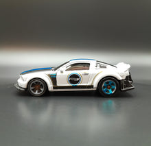 Load image into Gallery viewer, Hot Wheels 2016 2005 Ford Mustang Grey #21 HW Digital Circuit 1/10
