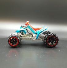 Load image into Gallery viewer, Hot Wheels 2013 Sand Stinger Teal #98 HW Stunt 3/5
