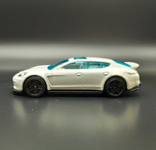 Load image into Gallery viewer, Hot Wheels 2015 Porsche Panamera White #1/5 HW Workshop Thrill Racers
