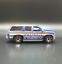 Load image into Gallery viewer, Matchbox 2014 2000 Chevrolet Suburban Blue Crime Squad 5 Pack Loose
