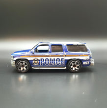 Load image into Gallery viewer, Matchbox 2014 2000 Chevrolet Suburban Blue Crime Squad 5 Pack Loose
