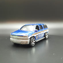 Load image into Gallery viewer, Matchbox 2014 2000 Chevrolet Suburban Blue Crime Squad 5 Pack Loose
