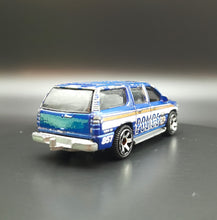 Load image into Gallery viewer, Matchbox 2014 2000 Chevrolet Suburban Blue Crime Squad 5 Pack Loose
