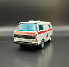 Load image into Gallery viewer, Matchbox 1988 Volkswagen Transporter Ambulance White #20 1-75 Series
