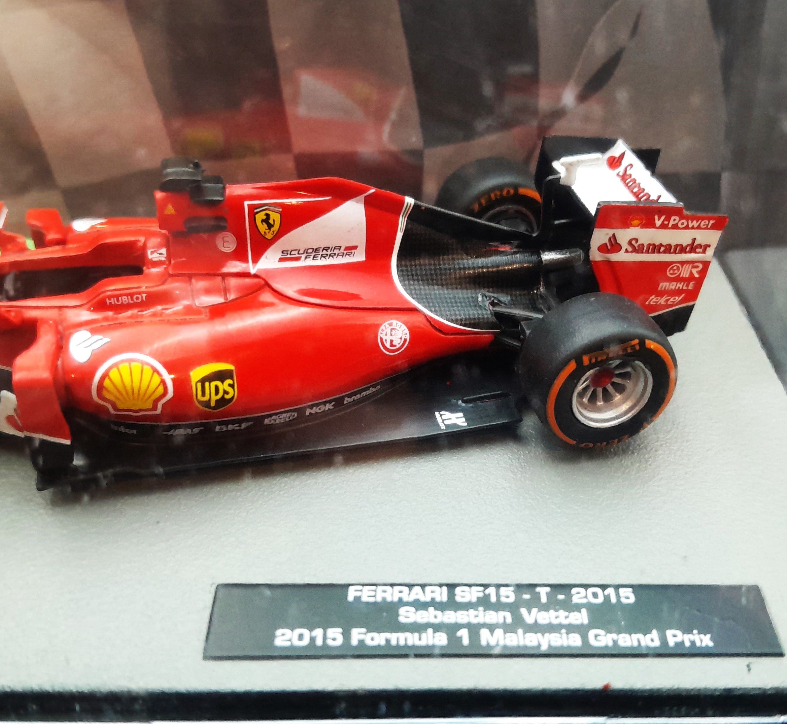 Horloge Miniature Ferrari F1 2015 – Sebastian Vettel – Auto-horloge – 18x30 Cm