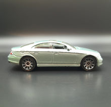 Load image into Gallery viewer, Matchbox 2009 Mercedes-Benz CLS500 Silver Blue #34 VIP Rides 1/7
