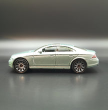 Load image into Gallery viewer, Matchbox 2009 Mercedes-Benz CLS500 Silver Blue #34 VIP Rides 1/7
