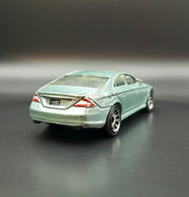 Load image into Gallery viewer, Matchbox 2009 Mercedes-Benz CLS500 Silver Blue #34 VIP Rides 1/7
