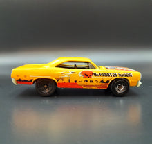 Load image into Gallery viewer, Hot Wheels 2004 &#39;70 Plymouth Roadrunner Dark Yellow #2/10 Wastelanders
