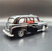 Load image into Gallery viewer, FEVA Austin London Taxi Cab Black #61081 1:64
