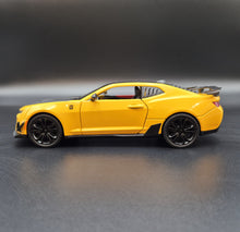 Load image into Gallery viewer, Explorafind 2020 Chevrolet Camaro ZL1 Yellow 1:24 Die Cast Car
