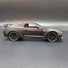 Load image into Gallery viewer, Explorafind 2020 Chevrolet Camaro ZL1 Matte Black 1:24 Die Cast Car
