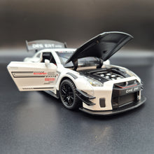 Load image into Gallery viewer, Explorafind 2020 Nissan GT-R White 1:24 Die Cast Car
