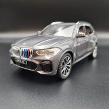 Load image into Gallery viewer, Explorafind 2020 BMW X5 Grey 1:24 Die Cast Car
