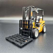 Load image into Gallery viewer, Explorafind Forklift Truck Yellow 1:24 Die Cast
