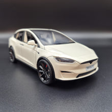 Load image into Gallery viewer, Explorafind 2020 Tesla Model X Off White 1:24 Die Cast Car

