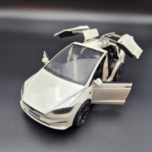 Load image into Gallery viewer, Explorafind 2020 Tesla Model X Off White 1:24 Die Cast Car
