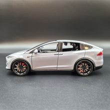 Load image into Gallery viewer, Explorafind 2020 Tesla Model X Grey 1:24 Die Cast Car
