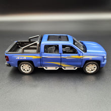 Load image into Gallery viewer, Explorafind 2022 Chevrolet Silverado 1500 Matte Blue 1:32 Die Cast Pickup
