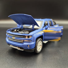 Load image into Gallery viewer, Explorafind 2022 Chevrolet Silverado 1500 Matte Blue 1:32 Die Cast Pickup
