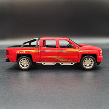 Load image into Gallery viewer, Explorafind 2022 Chevrolet Silverado 1500 Matte Red 1:32 Die Cast Pickup
