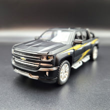 Load image into Gallery viewer, Explorafind 2022 Chevrolet Silverado 1500 Matte Black 1:32 Die Cast Pickup
