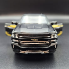 Load image into Gallery viewer, Explorafind 2022 Chevrolet Silverado 1500 Matte Black 1:32 Die Cast Pickup
