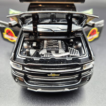 Load image into Gallery viewer, Explorafind 2022 Chevrolet Silverado Camper Black 1:32 Die Cast Pickup
