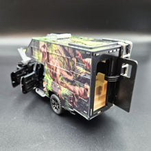 Load image into Gallery viewer, Explorafind 2022 Chevrolet Silverado Camper Black 1:32 Die Cast Pickup
