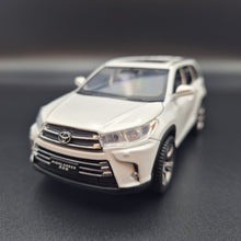 Load image into Gallery viewer, Explorafind 2019 Toyota Highlander White 1:32 Die Cast Car
